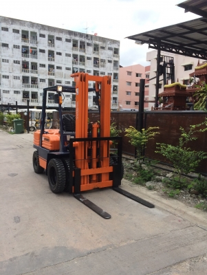 ขายรถยกโฟร์คลิฟท์ยี่ห้อ TOYOTA5 FD-30  เสาสูง 5 เมตร