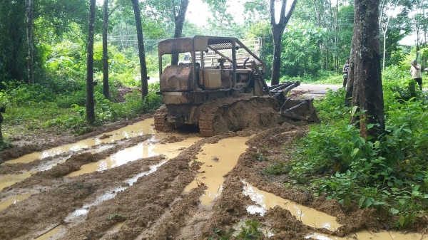 ขายรถแทรคเตอร์ KOMATSU D50A-15 ห้องเลี้ยวแห้ง ราคา 350000