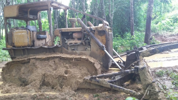 ขายรถแทรคเตอร์ KOMATSU D50A-15 ห้องเลี้ยวแห้ง ราคา 350000 ขายรถแทรคเตอร์ KOMATSU D50A-15 ห้องเลี้ยวแห้ง ราคา 350000