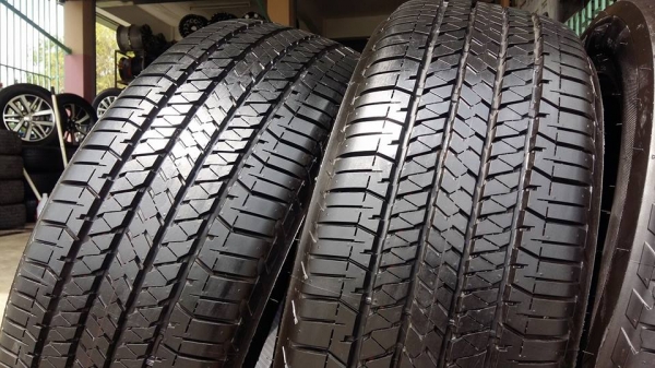 ขายยางป้ายแดง bridgestone dueler h/t 684ll 255/60r18 ยางปี17 สนใจติดต่อร้าน ก.เจริญการยางครับ 081-3747940