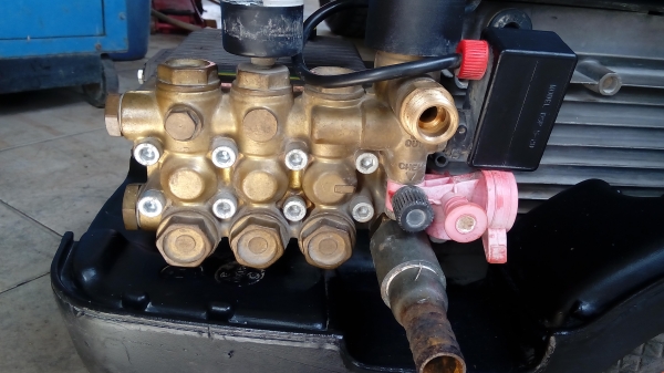 เครื่องอัดฉัดแรงสูง 130 bar made in itaryสภาพสวยพร้อมใช้งาน เครื่องอัดฉัดแรงสูง 130 bar made in itaryสภาพสวยพร้อมใช้งาน