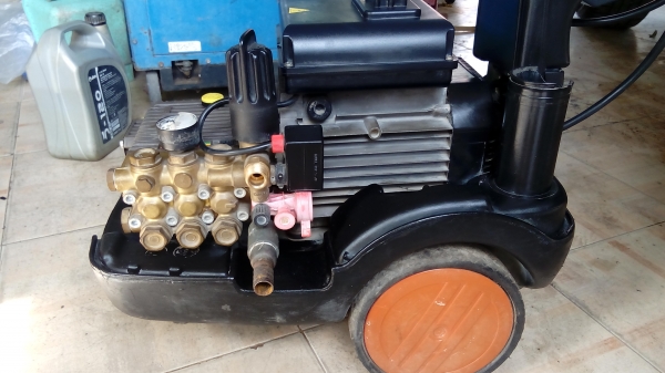 เครื่องอัดฉัดแรงสูง 130 bar made in itaryสภาพสวยพร้อมใช้งาน เครื่องอัดฉัดแรงสูง 130 bar made in itaryสภาพสวยพร้อมใช้งาน