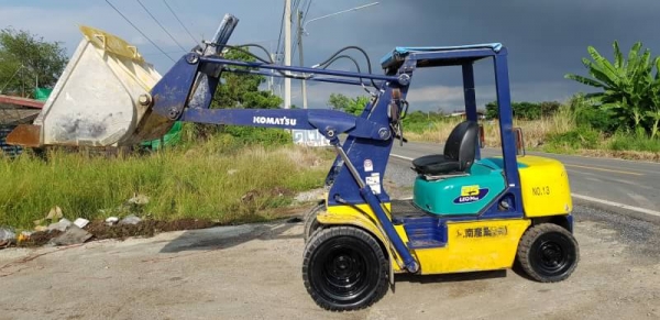 ขายด่วนรถตักยกดีเซลKOMATSUFG15ยก1.5คิวยางตัน6เส้นยกส่ง3.70เมตรยางหน้าคู้เกียรธรรมดาคับดีรถนอกเพิ่งนำเข้ายังไม่เคยไช้งานในไทยเลย