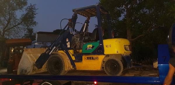 ขายด่วนรถตักยกดีเซลKOMATSUFG15ยก1.5คิวยางตัน6เส้นยกส่ง3.70เมตรยางหน้าคู้เกียรธรรมดาคับดีรถนอกเพิ่งนำเข้ายังไม่เคยไช้งานในไทยเลย