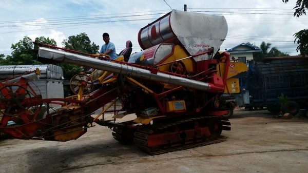 ขายรถเกี่ยวข้าว เกษตรไอ้หนุ่ม52ช่วงล่าง12ปั๊มอีตั้น23เครื่อง6D17โบว์24V 240พร้อมทำงาน