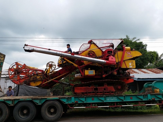 ขายรถเกี่ยวข้าว เกษตรไอ้หนุ่ม52ช่วงล่าง12ปั๊มอีตั้น23เครื่อง6D17โบว์24V 240พร้อมทำงาน