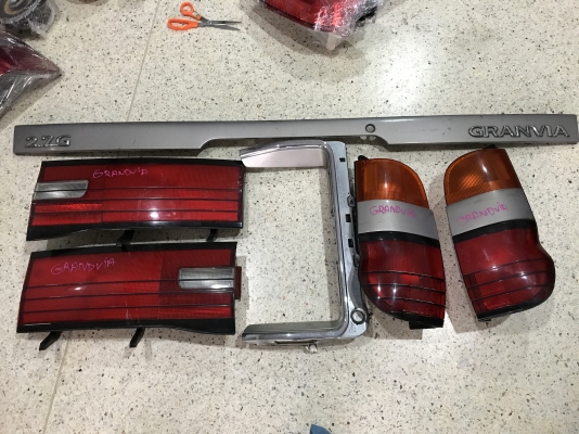 ไฟท้าย TOYOTA GRANVIA เก่าญี่ปุ่นเเท้สภาพดีครบชุดตามรูป