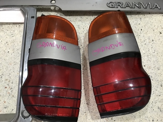ไฟท้าย TOYOTA GRANVIA เก่าญี่ปุ่นเเท้สภาพดีครบชุดตามรูป