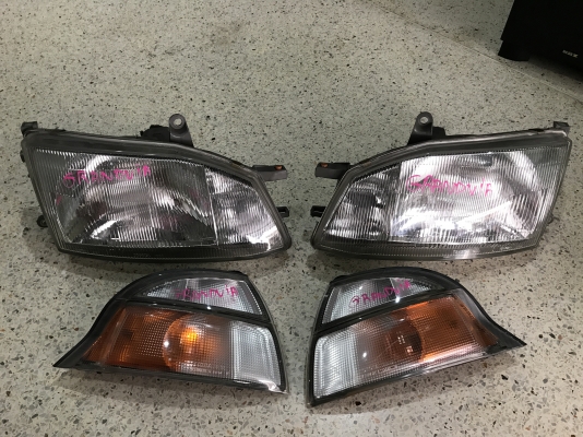ไฟหน้าพร้อมไฟมุม TOYOTA GRANVIA หน้าหนูเก่าญี่ปุ่นเเท้สภาพสวย