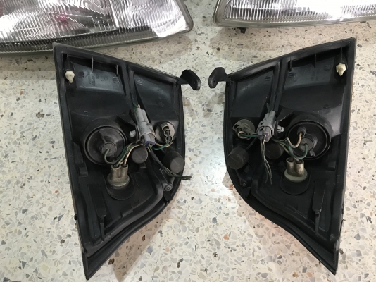 ไฟหน้าพร้อมไฟมุม TOYOTA GRANVIA หน้าหนูเก่าญี่ปุ่นเเท้สภาพสวย