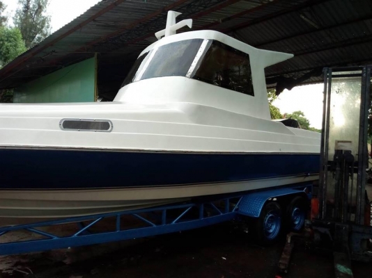 ขายเรือ25ฟุต ทำใหม่สีสวย มีห้องขังเหยื่อเป็น ห้องนอน ถังน้ำมันแสตนเลส เครื่อง200แรง ภายนอกดูรุ่นเก่า