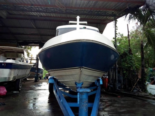 ขายเรือ25ฟุต ทำใหม่สีสวย มีห้องขังเหยื่อเป็น ห้องนอน ถังน้ำมันแสตนเลส เครื่อง200แรง ภายนอกดูรุ่นเก่า