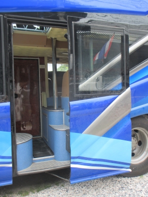 รถทัวร์  8  ล้อ  ISUZU