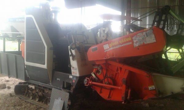 ขายรถเกี่ยวข้าวคูโบต้าDC 60  ปี 52