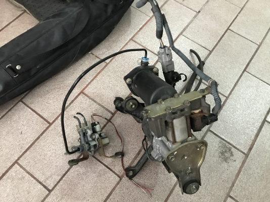 ปั้มลม12Vวาลครบๆตามรูปเก่าญี่ปุ่นสภาพดี