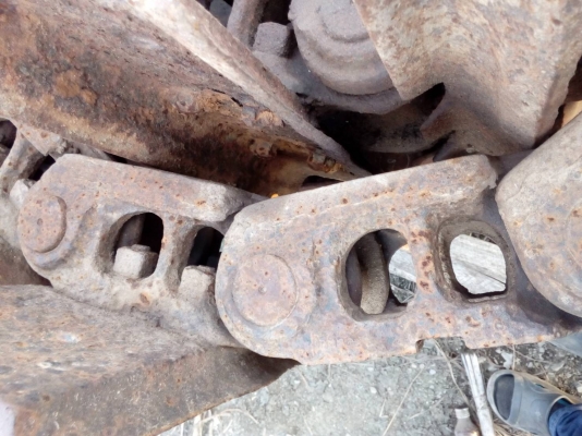 ขายโซ่พร้อมแผ่นรถแทรกเตอร์ CAT-D-4 โซ่แท้ บู้ชกลม สภาพสวยตามรูปขายไม่แพงครับ