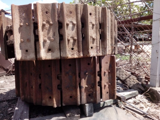 ขายโซ่พร้อมแผ่นรถแทรกเตอร์ CAT-D-4 โซ่แท้ บู้ชกลม สภาพสวยตามรูปขายไม่แพงครับ