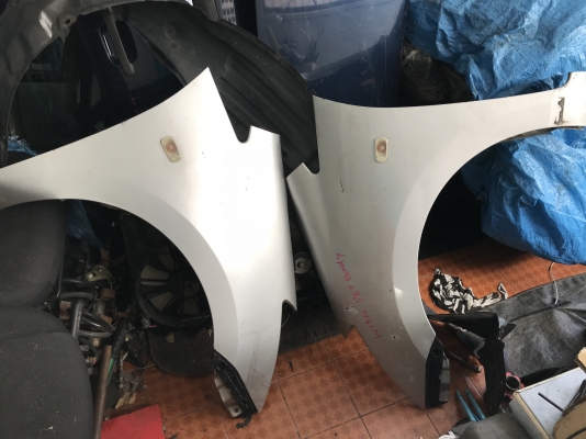 เเก้มข้างติดเเผ่นบังโคลนครบ TOYOTA WISH ตัวไมเนอรเก่านอกสภาพตามรูป