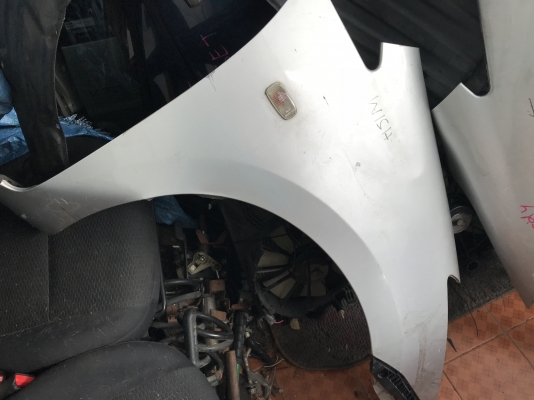 เเก้มข้างติดเเผ่นบังโคลนครบ TOYOTA WISH ตัวไมเนอรเก่านอกสภาพตามรูป