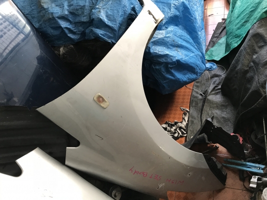 เเก้มข้างติดเเผ่นบังโคลนครบ TOYOTA WISH ตัวไมเนอรเก่านอกสภาพตามรูป