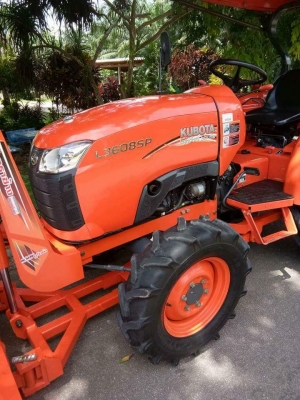 ขายคูโบต้า  L3608SP (4wd)  สภาพสวยๆนางงามเลยค่ะ รถเกรดเอ!! สีเดิมๆ  #ใช้งานน้อยเพียง323 ชม.  #มีอุปกรณ ์ดันหน้า(ของใหม่)➕หางตัดหญ้า(ใหม่) ขนาด 1.30 เมตร #เล่มทะเบียนพร้อม#บริการจัดส่งทั่วไทย???? #สนใจโทร082-298-9243 แม็ก