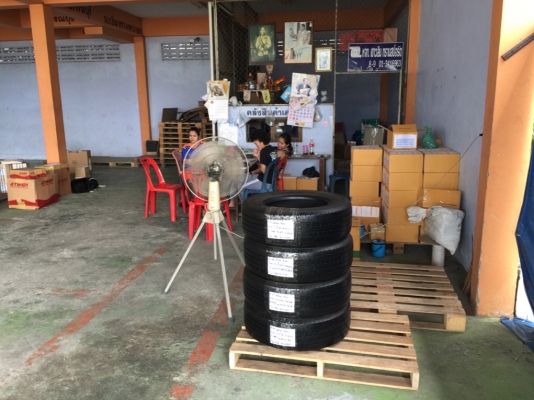 ยาง Bridgestone 215 70 15 กลางปี16 ดอกเต็ม ไม่มีปะ ใช้ยาว ราคาไม่แพง ยาง Bridgestone 215 70 15 กลางปี16 ดอกเต็ม ไม่มีปะ ใช้ยาว ราคาไม่แพง