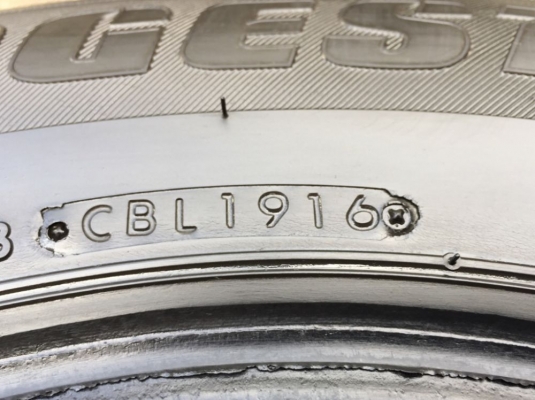 ยาง Bridgestone 215 70 15 กลางปี16 ดอกเต็ม ไม่มีปะ ใช้ยาว ราคาไม่แพง ยาง Bridgestone 215 70 15 กลางปี16 ดอกเต็ม ไม่มีปะ ใช้ยาว ราคาไม่แพง