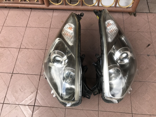 ไฟหน้า WISH ตัวไมเนอรซีน่อนเเท้เก่าญี่ปุ่นขามีหัก1ข้างตามรูปเชื่อมได้ครับ