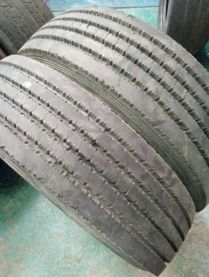 ยางรถบรรทุก RADIAL 215-75R17.5 MAXXIS UR-275 ปี15. มี 2 เส้น โทร.081-427-3941