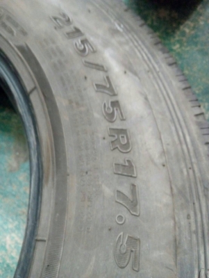 ยางรถบรรทุก RADIAL 215-75R17.5 MAXXIS UR-275 ปี15. มี 2 เส้น โทร.081-427-3941