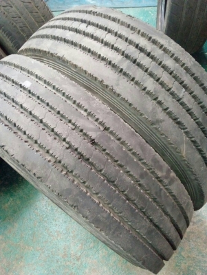 ยางรถบรรทุก RADIAL 215-75R17.5 MAXXIS UR-275 ปี15. มี 2 เส้น โทร.081-427-3941