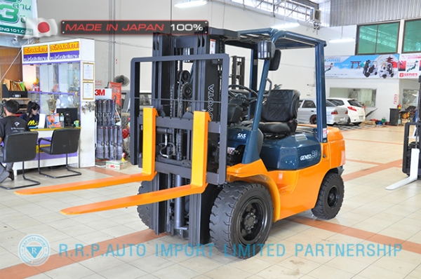 ขายรถโฟล์คลิฟท์มือสอง TOYOTA รุ่น 7FD30-18509 นำเข้าจากประเทศญี่ปุ่น 100\% ไม่เคยใช้งานในไทย