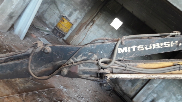 ขายถูก แบคโฮ MITSUBISHI MXR 35 (รถใช้ใานได้ปกติ จอดใว้)  ด่วน 081-1841924