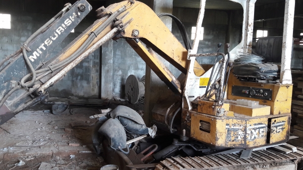 ขายถูก แบคโฮ MITSUBISHI MXR 35 (รถใช้ใานได้ปกติ จอดใว้)  ด่วน 081-1841924