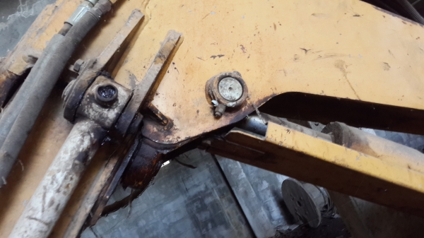 ขายถูก แบคโฮ MITSUBISHI MXR 35 (รถใช้ใานได้ปกติ จอดใว้)  ด่วน 081-1841924