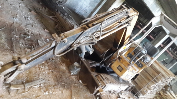 ขายถูก แบคโฮ MITSUBISHI MXR 35 (รถใช้ใานได้ปกติ จอดใว้)  ด่วน 081-1841924