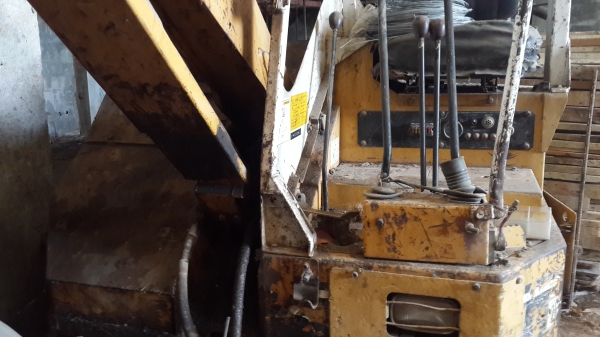 ขายถูก แบคโฮ MITSUBISHI MXR 35 (รถใช้ใานได้ปกติ จอดใว้)  ด่วน 081-1841924