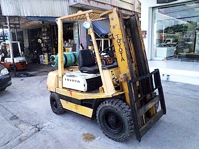 (ขายโละสต๊อกราคาพิเศษ) รถยกโตโยต้า 2.5 ตัน  เครื่องเบนซิน (ใช้แก๊สอย่างเดียว) กระบอกคู่ เสาสูง 3 เมตร พวงมาลัยเพาเว่อร์  สีเดิมจากนอก นำเข้าจากญี่ปุ่น ใช้งานได้ทันที ราคา120000