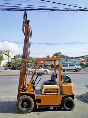 (ขายโละสต๊อกราคาพิเศษ) รถยกโคมัสสึ 2 ตัน รุ่น8 เครื่องเบนซิน (ใช้แก๊สอย่างเดียว) กระบอกคู่ เสาสูง 3 เมตร  พวงมาลัยเพาเว่อร์  สีเดิมจากนอก นำเข้าจากญี่ปุ่น ใช้งานได้ทันที ราคา120000