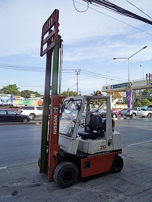 (ขายโละสต๊อกราคาพิเศษ) รถยกนิสสัน 2 ตัน  (รุ่นใหม่-ทรงเล็ก) เครื่องเบนซิน (ใช้แก๊สอย่างเดียว)  กระบอกคู่ เสาสูง 3 เมตร   พวงมาลัยเพาเว่อร์  สีเดิมจากนอก นำเข้าจากญี่ปุ่น ใช้งานได้ทันที ราคา120000