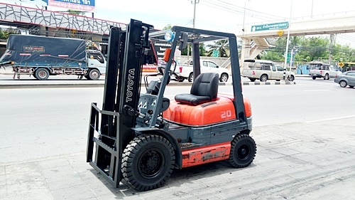 ขายรถยกโตโยต้า 2 ตัน รุ่น6 เครื่องเบนซิน กระบอกคู่ เสาสูง 3 เมตร ยางตันใหม่ พวงมาลัยเพาเว่อร์  สีเดิมจากนอก นำเข้าจากญี่ปุ่น ใช้งานได้ทันที ราคา190000