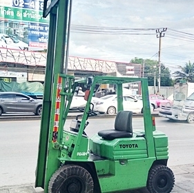 ขายรถยกโตโยต้า 2 ตัน รุ่น5 เครื่องเบนซิน กระบอกคู่ เสาสูง 3 เมตร พวงมาลัยเพาเว่อร์  สีเดิมจากนอก นำเข้าจากญี่ปุ่น ใช้งานได้ทันที ราคา170000