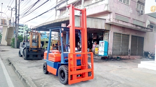 ขายรถยกโตโยต้า 2 ตัน รุ่น5 เครื่องเบนซิน กระบอกคู่ เสาสูง 4.5 เมตร ยางตันใหม่ พวงมาลัยเพาเว่อร์ นำเข้าจากญี่ปุ่น ใช้งานได้ทันที ราคา190000