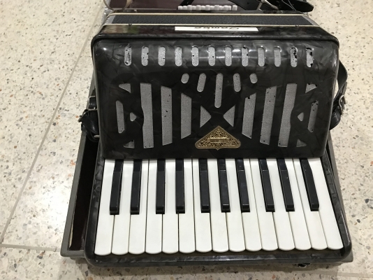 เเอคคอรเดียน TOMBO เก่าญี่ปุ่นเเท้สภาพดีพร้อมกล่องใส่