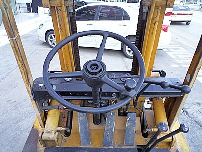 (ขายโละสต๊อกราคาพิเศษ) รถยกโตโยต้า 2.5 ตัน  เครื่องเบนซิน (ใช้แก๊สอย่างเดียว) กระบอกคู่ เสาสูง 3 เมตร พวงมาลัยเพาเว่อร์  สีเดิมจากนอก นำเข้าจากญี่ปุ่น ใช้งานได้ทันที ราคา120000