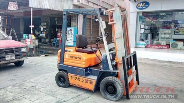 ขายรถยกโตโยต้า 1 ตัน รุ่น5 เครื่องเบนซิน กระบอกคู่ เสาสูง 3 เมตร พวงมาลัยเพาเว่อร์  สีเดิมจากนอก นำเข้าจากญี่ปุ่น ใช้งานได้ทันที ราคา120000