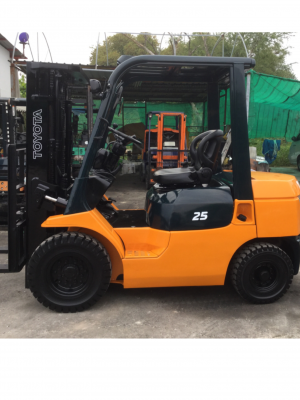 ขาย โฟรคลิฟท์ โตโยต้า รุ่น 7 ดีเซล 2.5 ตัน เสาทูฟรี 6 เมตร