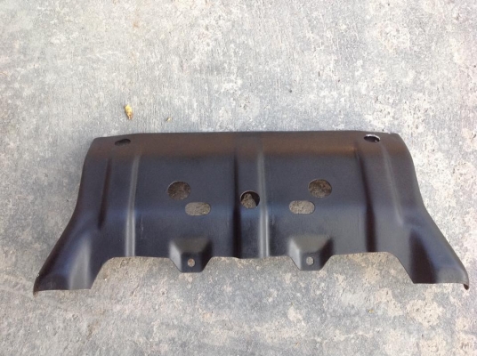 เหล็กกันกระแทก ใต้เครื่องของอีซูซุ. โรดิโอ