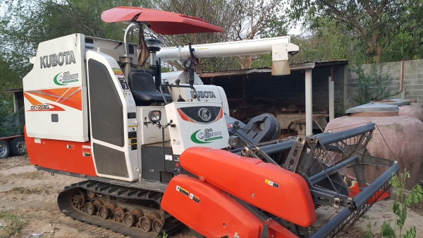 ขายด่วนรถเกี่ยวข้าว คูโบต้า รุ่น DC-70G