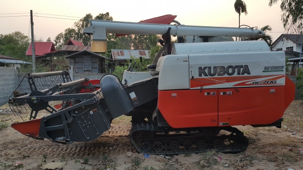 ขายด่วนรถเกี่ยวข้าว คูโบต้า รุ่น DC-70G